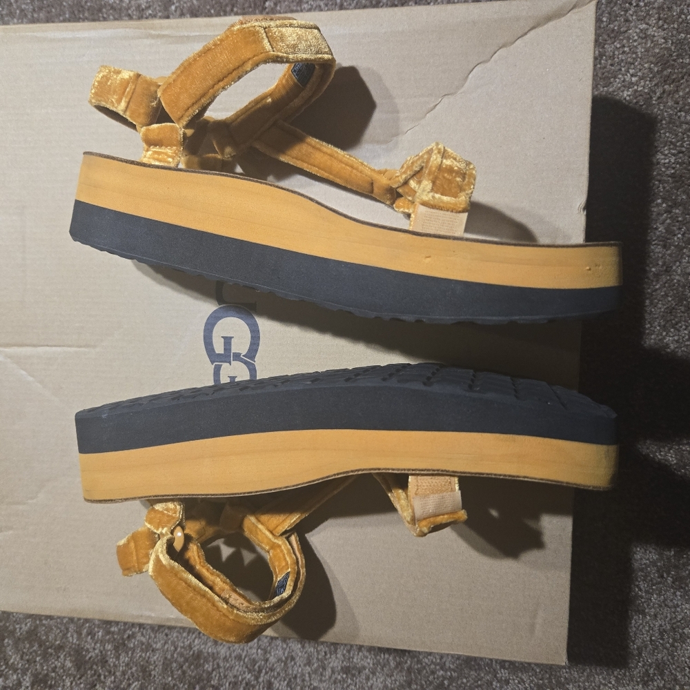 Teva Women's 11 Sandals Flatform Universal Adjustable Velvet Amber Gold
